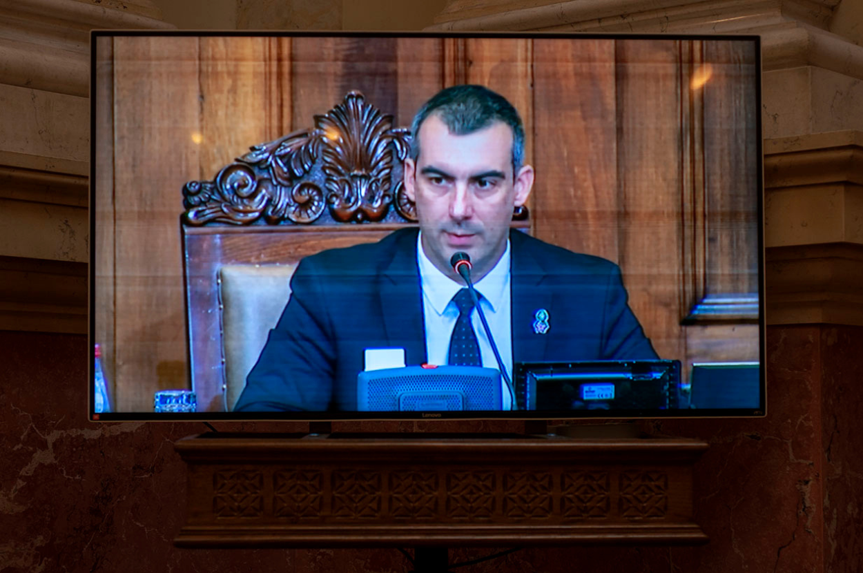 Predsednik Skupštine Vladimir Orlić na ekranu prenosa Skupštine