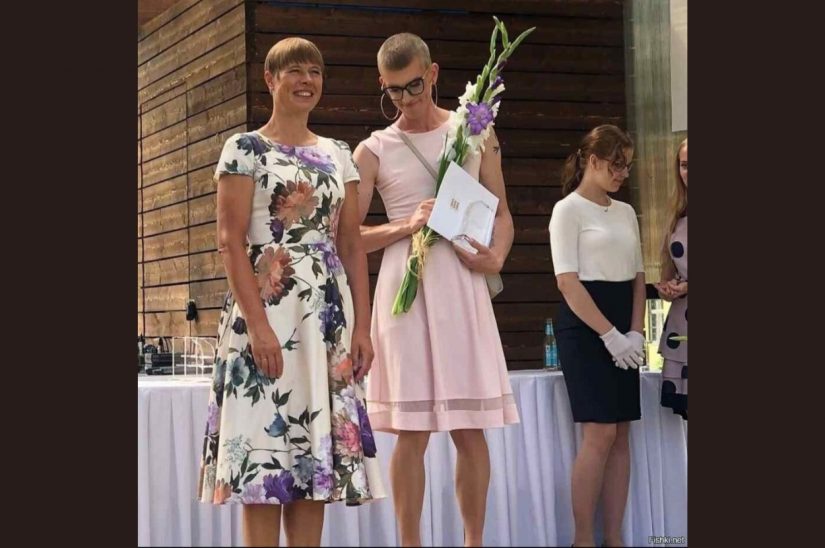 Fotografija bivše predsednice Estonije Kersti Kaljulaid i i muškarca u rozoj haljini. Muškarac je pisac i društveni aktivista Mikk Pärnits