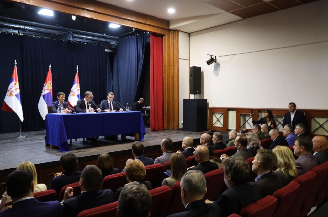 Predsednik Srbije Aleksandar Vučić i premijerka Ana Brnabić na sastanku sa predstavnicima Srba sa Kosova u Raški
