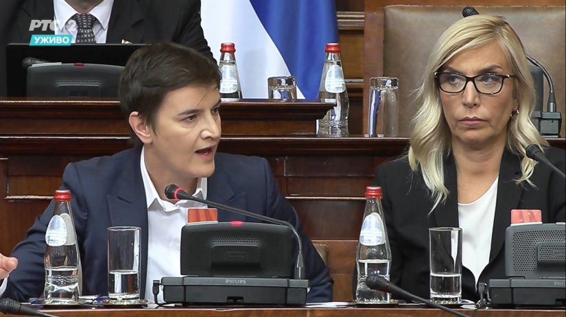 Premijerka Ana Brnabić i ministarka pravde Maja Popović na sednici Skupštine Srbije