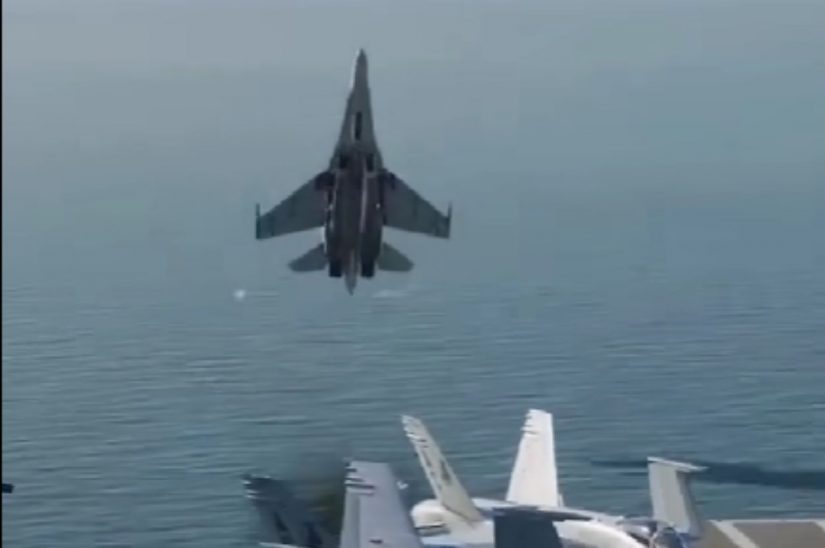 Printscreen video snimka koji je zapravo isečak iz igrice u kom letelica SU-27 sleće kobra manevrom na nosač aviona.