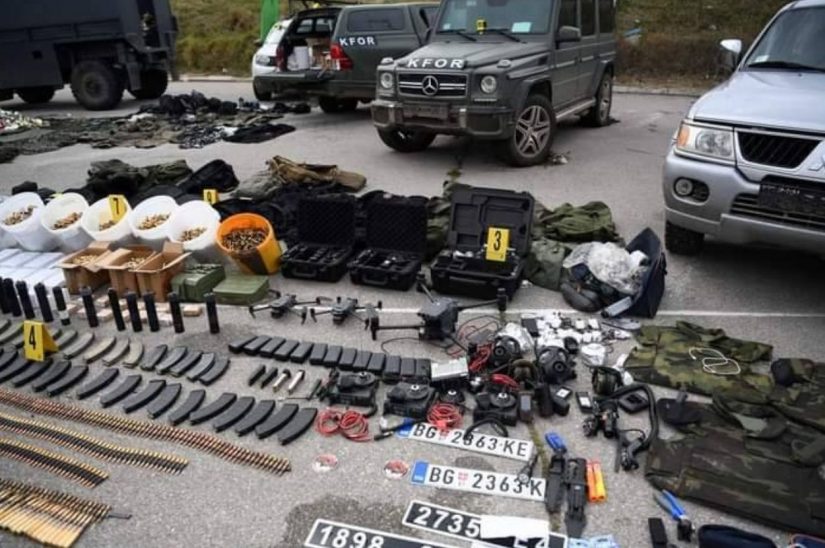 Oružje koje je Kosovska policija zaplenila nakon pucnjave u Banjskoj