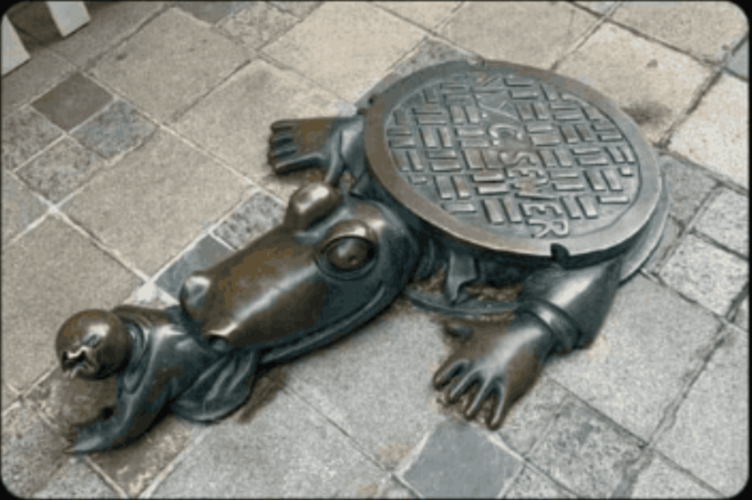 Bronzana skulptura aligatora u Njujorku